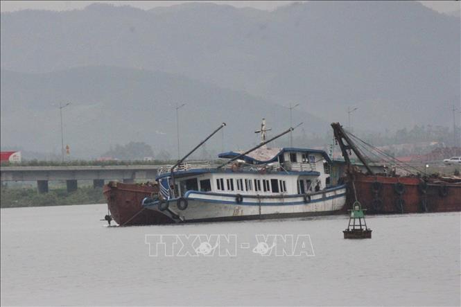 The capsized boat was towed ashore at 2 am on July 20. VNA Photo: Thanh Vân