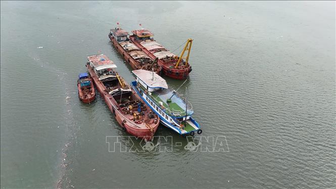 The capsized boat was towed ashore at 2 am on July 20. VNA Photo: Thanh Vân