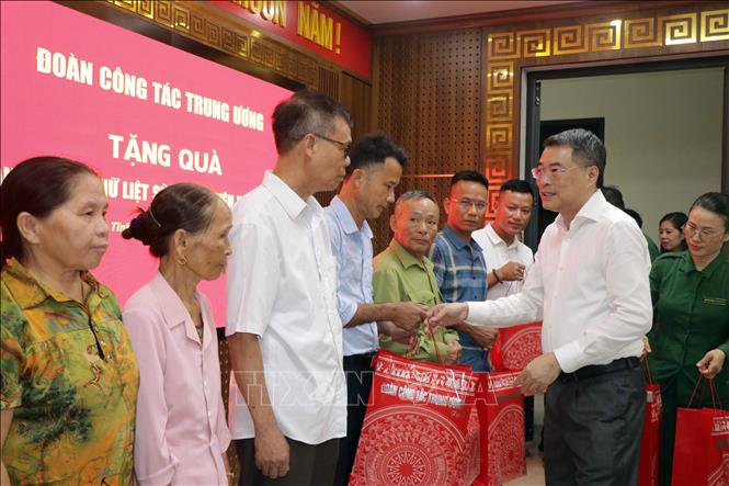 Đồng chí Lê Minh Hưng, Ủy viên Bộ Chính trị, Bí thư Trung ương Đảng, Trưởng ban Tổ chức Trung ương tặng quà thân nhân gia đình 10 nữ liệt sĩ thanh niên xung phong hi sinh tại Ngã ba Đồng Lộc. Ảnh: Hữu Quyết – TTXVN