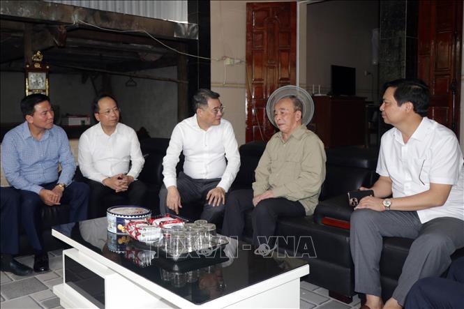 Đồng chí Lê Minh Hưng, Ủy viên Bộ Chính trị, Bí thư Trung ương Đảng, Trưởng ban Tổ chức Trung ương thăm hỏi, tặng quà thương binh Trần Văn Tự (xã Tứ Mỹ). Ảnh: Hữu Quyết – TTXVN