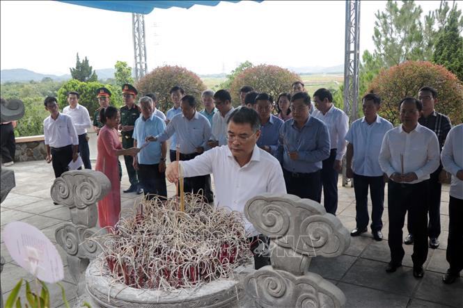 Đồng chí Lê Minh Hưng, Ủy viên Bộ Chính trị, Bí thư Trung ương Đảng, Trưởng ban Tổ chức Trung ương dâng hương tại Khu di tích cố Tổng Bí thư Trần Phú (xã Đức Thọ). Ảnh: Hữu Quyết – TTXVN