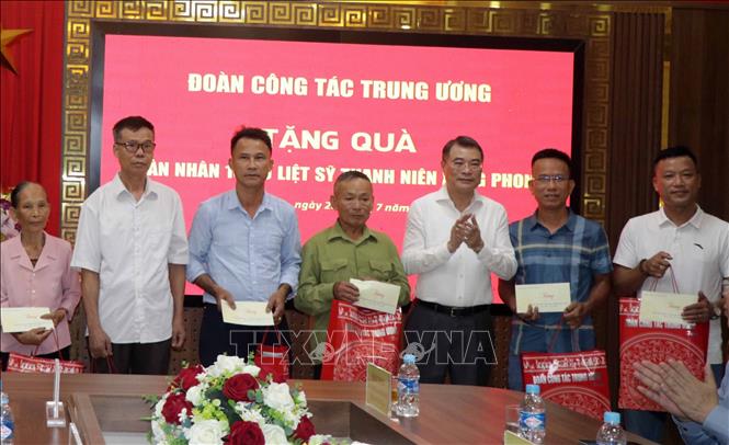 Đồng chí Lê Minh Hưng, Ủy viên Bộ Chính trị, Bí thư Trung ương Đảng, Trưởng ban Tổ chức Trung ương tặng quà thân nhân gia đình 10 nữ liệt sĩ thanh niên xung phong hi sinh tại Ngã ba Đồng Lộc Ảnh: Hữu Quyết – TTXVN