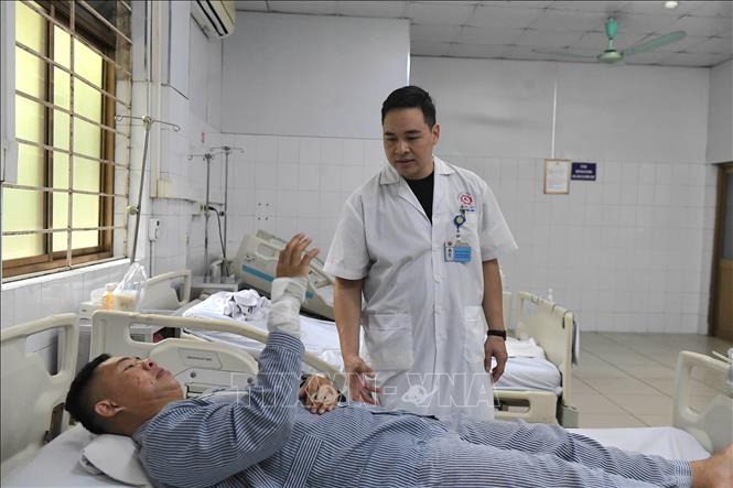 Anh Vũ Anh Tú (sinh năm 2000, trú tại phường Hà An, Quảng Ninh), thuyền viên được cứu sống trong vụ lật tàu. Ảnh: TTXVN phát 