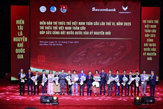 Đồng chí Nguyễn Anh Tuấn, Ủy viên BCH Trung ương Đảng, Phó Trưởng Ban Chính sách, chiến lược Trung ương, Đồng chí Bùi Quang Huy, Ủy viên dự khuyết BCH Trung ương Đảng, Phó Chủ tịch Ủy ban Trung ương MTTQ Việt Nam, Bí thư thứ nhất BCH Trung ương Đoàn tặng hoa chúc mừng và ra mắt Ban Điều hành Mạng lưới Trí thức trẻ Việt Nam toàn cầu, nhiệm kỳ 2025–2027. Ảnh: Minh Đức – TTXVN