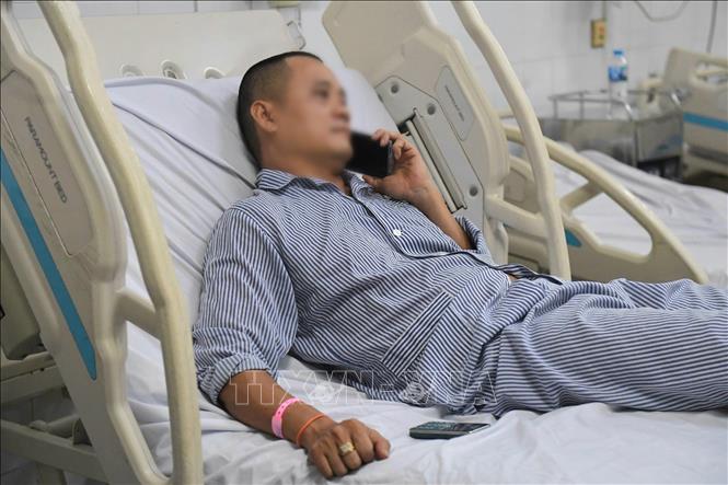 Anh Nguyễn Hồng Quân ( 40 tuổi,  quê Nghệ An) bàng hoàng sau khi thoát nạn trong vụ lật tàu. Ảnh: TTXVN phát 