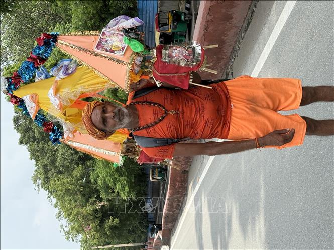 Một tín đồ Hindu đơn lẻ trên đường phố New Delhi. Ảnh: Ngọc Thúy - PV TTXVN tại New Delhi.