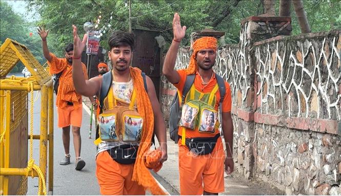 Trong ảnh: Các tín đồ Hindu vừa đi vừa hô vang khẩu hiệu tôn giáo 