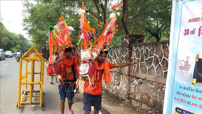 Nhóm tín đồ tham gia lễ Kanwar Yatra đến gần một trạm dừng chân ở thủ đô New Delhi. Ảnh: Ngọc Thúy - p/v TTXVN tại New Delhi.