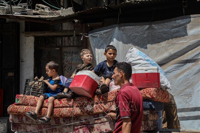 Người dân Palestine sơ tán tránh xung đột tại Gaza. Ảnh: THX/TTXVN