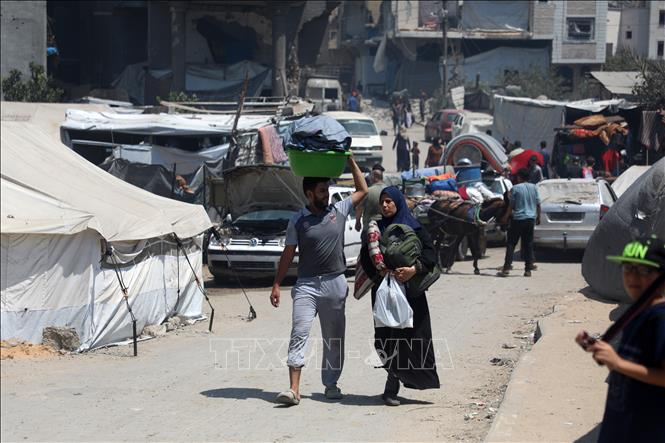 Người dân Palestine đi sơ tán tránh xung đột tại Gaza. Ảnh: THX/TTXVN