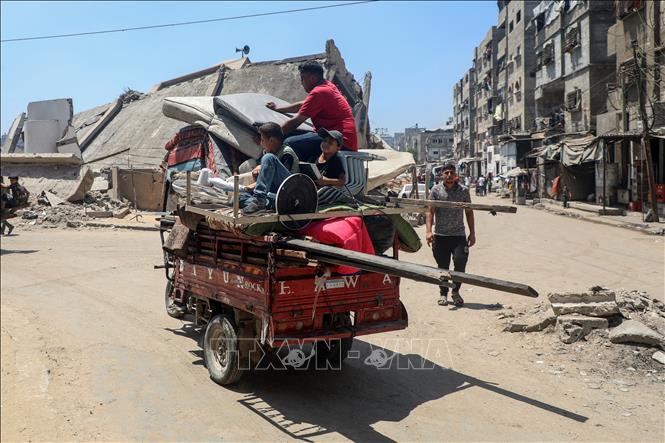 Người dân Palestine đi sơ tán tránh xung đột tại Gaza. Ảnh: THX/TTXVN