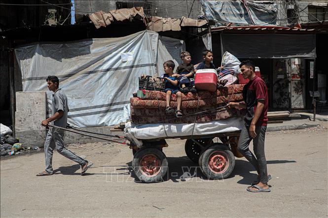 Người dân Palestine đi sơ tán tránh xung đột tại Gaza. Ảnh: THX/TTXVN