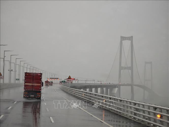 Xe cứu hỏa và cứu hộ được triển khai trước khi bão Wipha đổ bộ, tại Quảng Đông, Trung Quốc. Ảnh: THX/TTXVN