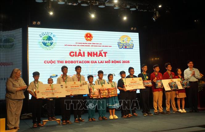 Ban tổ chức trao thưởng cho các đội đạt giải. Ảnh: Trịnh Bang Nhiệm - TTXVN
