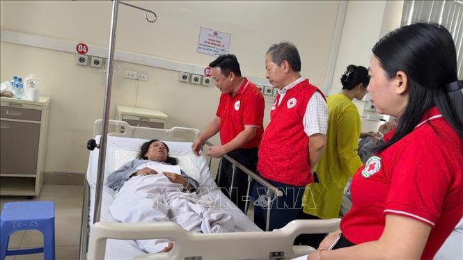 Đại diện TƯ Hội Chữ thập đỏ Việt Nam thăm hỏi, hỗ trợ các nạn nhân vụ lật tàu du lịch tại vịnh Hạ Long. Ảnh: TTXVN phát
