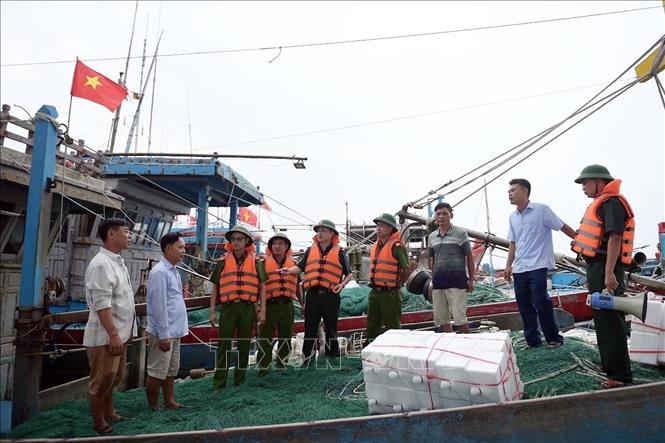 Lực lượng chức năng truyên truyền, hướng dẫn ngư dân xã Hải Thịnh (Ninh Bình) phòng chống bão. Ảnh: Thái Thuần – TTXVN