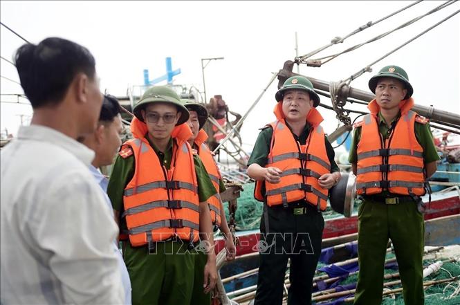 Lực lượng chức năng truyên truyền, hướng dẫn ngư dân xã Hải Thịnh (Ninh Bình) phòng chống bão. Ảnh: Thái Thuần – TTXVN