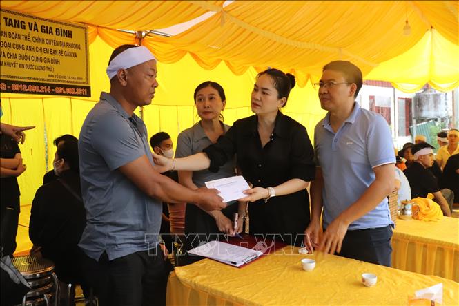 Lãnh đạo Ủy ban MTTQ Việt Nam tỉnh Quảng Ninh và tập đoàn SunGroup thăm hỏi, phúng viếng, hỗ trợ cho các nạn nhân xấu số trong vụ lật tàu Vịnh Xanh 58 trên vịnh Hạ Long. Ảnh: TTXVN phát
