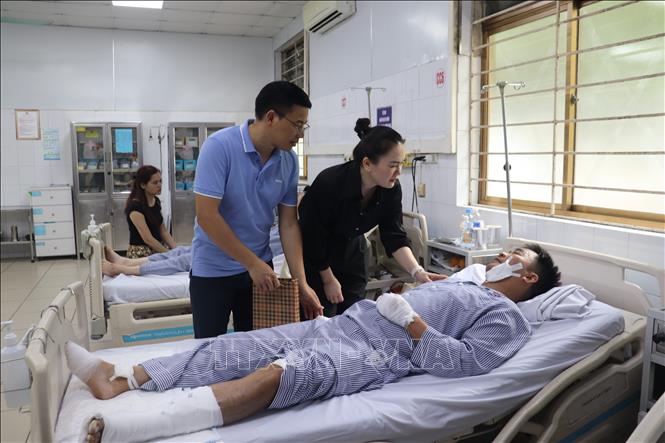 Lãnh đạo Ủy ban MTTQ Việt Nam tỉnh Quảng Ninh và tập đoàn SunGroup thăm hỏi, động viên hỗ trợ cho các nạn nhân tại bệnh viện. Ảnh: TTXVN phát