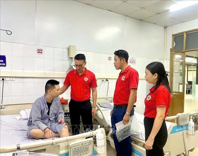 Lãnh đạo Hội chữ thập đỏ tỉnh Quảng Ninh thăm hỏi, động viên, chuyển hỗ trợ cho các nạn nhân và thân nhân. Ảnh: TTXVN phát