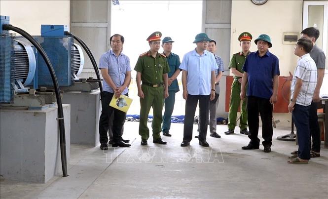 Lãnh đạo phường Nam Định kiểm tra khả năng tiêu thoát nước tại trạm bơm Quán Chuột. Ảnh: Nguyễn Lành - TTXVN 