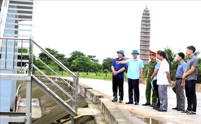 Trong ảnh: Lãnh đạo phường Nam Định kiểm tra điểm xung yêu trên tuyến đê Hữu Bị. Ảnh: Nguyễn Lành - TTXVN 