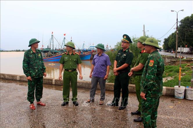Lực lượng chức năng phường Sầm Sơn, tỉnh Thanh Hóa kiểm tra công tác phòng chống bão. Ảnh: Nguyễn Nam-TTXVN