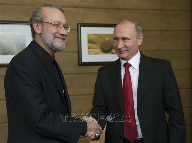Tổng thống Nga Vladimir Putin (phải) và ông Ali Larijani, cố vấn cấp cao của Lãnh tụ tinh thần tối cao Iran, tại cuộc gặp ở Moskva. Ảnh: IRNA/TTXVN