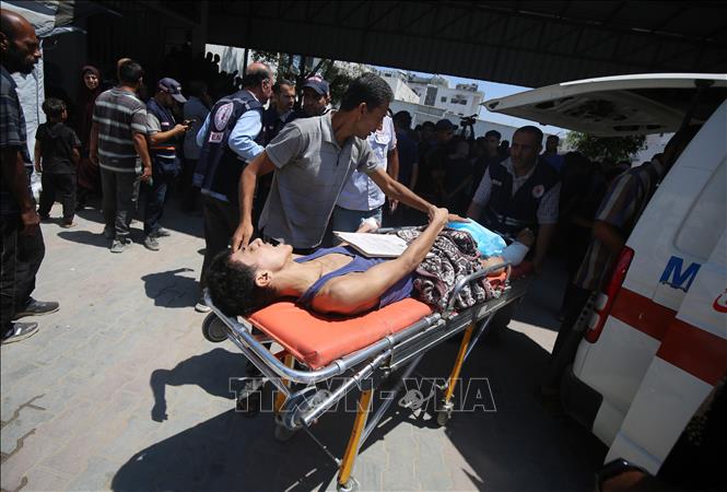 Chuyển người Palestine bị thương tới bệnh viện sau cuộc tấn công của Israel tại thành phố Gaza ngày 20/7/2025. Ảnh: THX/TTXVN 