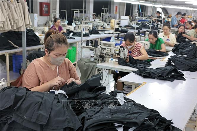 Hoàn thiện sản phẩm áo khoác xuất khẩu tại Công ty. Ảnh: Trần Việt - TTXVN