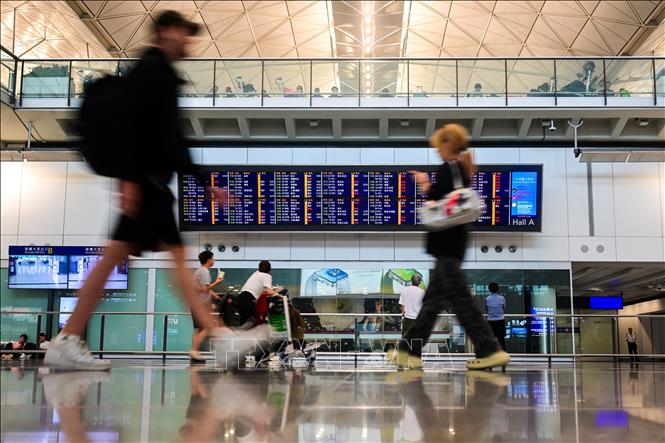 Hành khách tại sân bay quốc tế Hong Kong, Trung Quốc, ngày 20/7/2025. Ảnh: THX/TTXVN