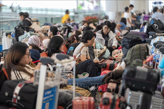 Hành khách chờ đợi tại sân bay quốc tế Hong Kong, Trung Quốc, ngày 20/7/2025. Ảnh: THX/TTXVN