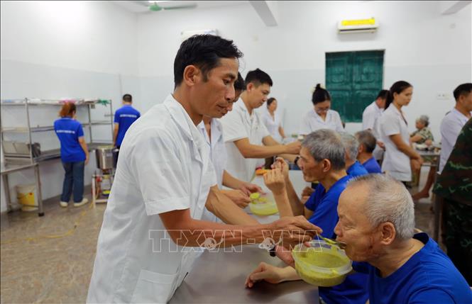 Đa phần thương, bệnh binh tại Trung tâm Điều dưỡng thương binh Kim Bảng mắc bệnh tâm thần mãn tính nên mọi sinh hoạt đều phải có hộ lý và điều dưỡng hỗ trợ. Ảnh: Nguyễn Chinh - TTXVN