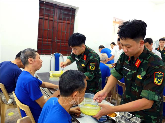 Sinh viên Học viện Kỹ thuật mật mã tình nguyện tham gia chăm sóc các thương, bệnh binh tại Trung tâm Điều dưỡng thương binh Kim Bảng. Ảnh: Nguyễn Chinh - TTXVN