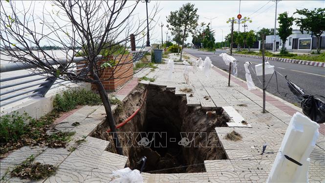 Kè Thường Thới Tiền (xã Thường Phước, tỉnh Đồng Tháp) bị sụp lún, tạo thành một hố sâu. Ảnh: Nhựt An - TTXVN                              