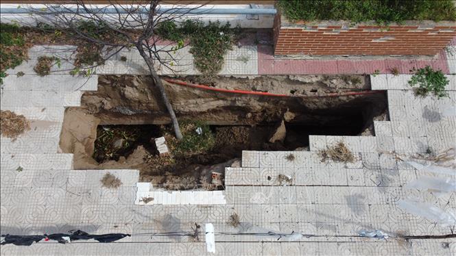 Sạt lở ăn sâu vào chân Kè Thường Thới Tiền (xã Thường Phước, tỉnh Đồng Tháp), gây sụp lún phần vỉa hè, tạo thành một hố sâu. Ảnh: Nhựt An - TTXVN