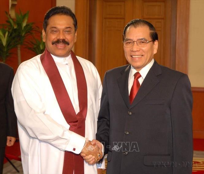 Tổng Bí thư Nông Đức Mạnh tiếp Tổng thống Sri Lanka Mahinda Rajapaksa trong chuyến thăm chính thức Việt Nam (Hà Nội, 22/10/2009). Ảnh : Nhan Sáng - TTXVN