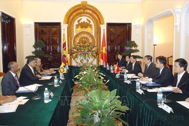 Phó Thủ tướng, Bộ trưởng Ngoại giao Phạm Gia Khiêm hội đàm với Bộ trưởng Bộ Ngoại giao Sri Lanka Rohitha Bogollagama trong chuyến thăm chính thức Việt Nam (5/3/2009). Ảnh: Nhan Sáng - TTXVN