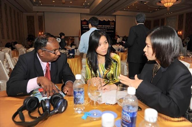 Doanh nghiệp Việt Nam - Sri Lanka gặp gỡ, trao đổi tại Diễn đàn Thương mại Việt nam - Sri Lanka do Phòng thương mại và Công nghiệp Việt Nam (VCCI) tổ chức (TP. Hồ Chí Minh, 24/10/2009). Ảnh: Kim Phương-TTXVN