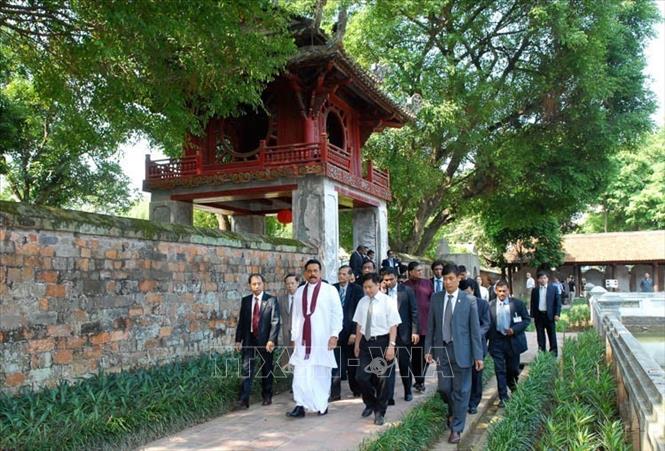 Tổng Thống Sri Lanka Mahinda Rajapaksa thăm Khu di tích Văn Miếu - Quốc Tử Giám (Hà Nội, 23/10/2009). Ảnh: Nhan Sáng - TTXVN