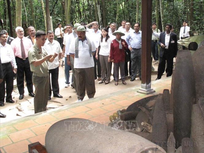 Tổng Thống Sri Lanka Mahinda Rajapaksa thăm Khu di tích lịch sử Địa đạo Củ Chi (TP.Hồ Chí Minh, 24/10/2009). Ảnh: Tràng Dương-TTXVN