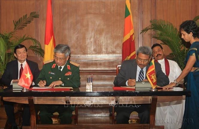 Chủ tịch nước Trương Tấn Sang và Tổng thống Sri Lanka Mahinda Rajapaksa chứng kiến lễ ký Bản ghi nhớ về hợp tác quốc phòng giữa hai nước (Colombo, 14/10/2011). Ảnh: Nguyễn Khang - TTXVN