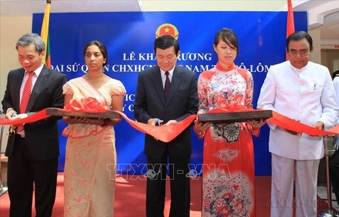 Chủ tịch nước Trương Tấn Sang, Thủ tướng Sri Lanka D.M. Jayaratne (bên phải) và Đại sứ Việt Nam Hồ Bảo Quyên cắt băng khai trương Trụ sở Đại sứ quán Việt Nam tại Sri Lanka (Colombo, 15/10/2011). Ảnh: Nguyễn Khang - TTXVN