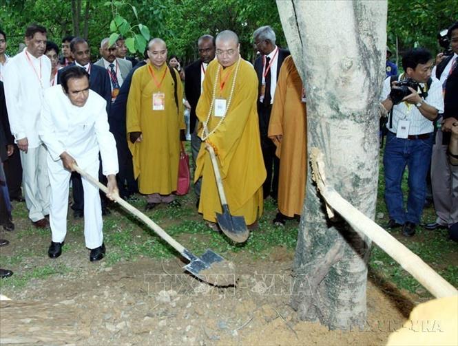 Thủ tướng Sri Lanka  D.M Jayaratne và Hòa thượng Thích Thanh Nhiễu trồng cây lưu niệm tại khuôn viên Chùa Bái Đính (Ninh Bình, 8/5/2014). Ảnh: Nguyễn Dân - TTXVN