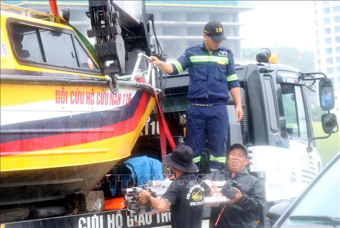 Đội cứu nạn 116 chuẩn bị trang thiết bị trước khi bão số 3 đổ bộ. Ảnh: Văn Đức - TTXVN
