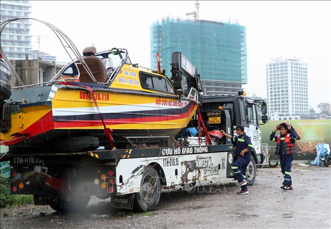Đội cứu nạn 116 chuẩn bị trang thiết bị trước khi bão số 3 đổ bộ. Ảnh: Văn Đức - TTXVN
