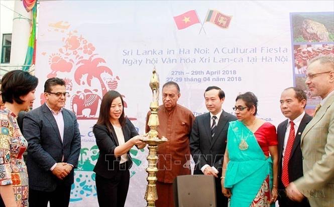 Chủ tịch Quốc hội Sri Lanka Karu Jayasuriya làm lễ thắp nến khai mạc Lễ hội Văn hóa Sri Lanka tại Hà Nội. Ảnh: Hoàng Hà/TTXVN phát