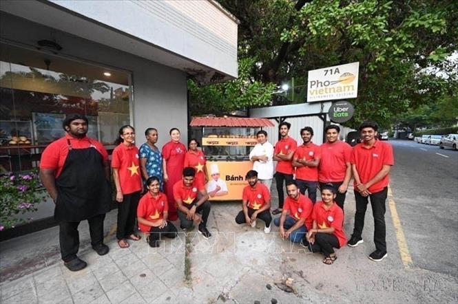 Chị Phùng Huyền Nga, chủ nhà hàng Phở Việt Nam tại Colombo giới thiệu bánh mì Việt Nam tới người dân Sri Lanka (15/3/2024). Ảnh: TTXVN phát