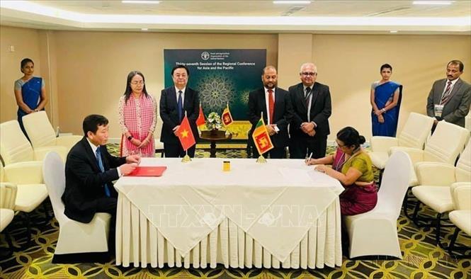 Việt Nam và Sri Lanka ký kết Kế hoạch công tác giai đoạn 2024-2026 dưới sự chứng kiến của Bộ trưởng Bộ Nông nghiệp và Phát triển nông thôn Lê Minh Hoan (27/02/2024). Ảnh: TTXVN phát