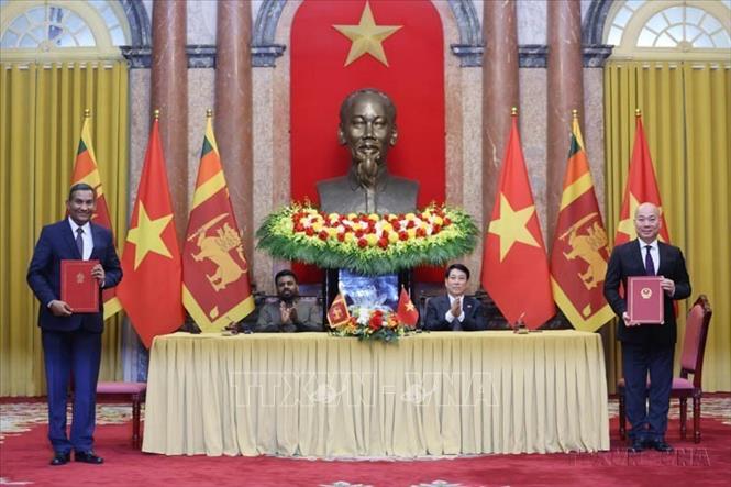 Chủ tịch nước Lương Cường và Tổng thống Sri Lanka Anura Kumara Dissanayaka chứng kiến trao văn kiện hợp tác về xúc tiến thương mại giữa Cục Xúc tiến thương mại (Bộ Công Thương Việt Nam) và Ban Phát triển xuất khẩu Sri Lanka (Bộ Công nghiệp và Phát triển Doanh nghiệp Sri Lanka), ngày 05/05/2025. Ảnh: Lâm Khánh - TTXVN